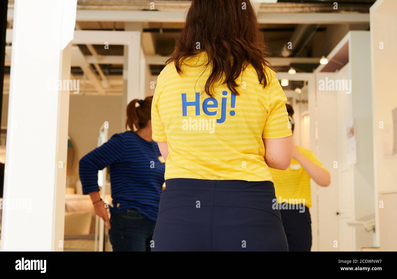 Berlin, Allemagne. 28 août 2020. « HeJ » est écrit sur les chemises de  l'employé d'Ikea. Trois employés se consultent toujours lorsqu'ils sont  dans une succursale XS Ikea. Le 1.9. Une édition