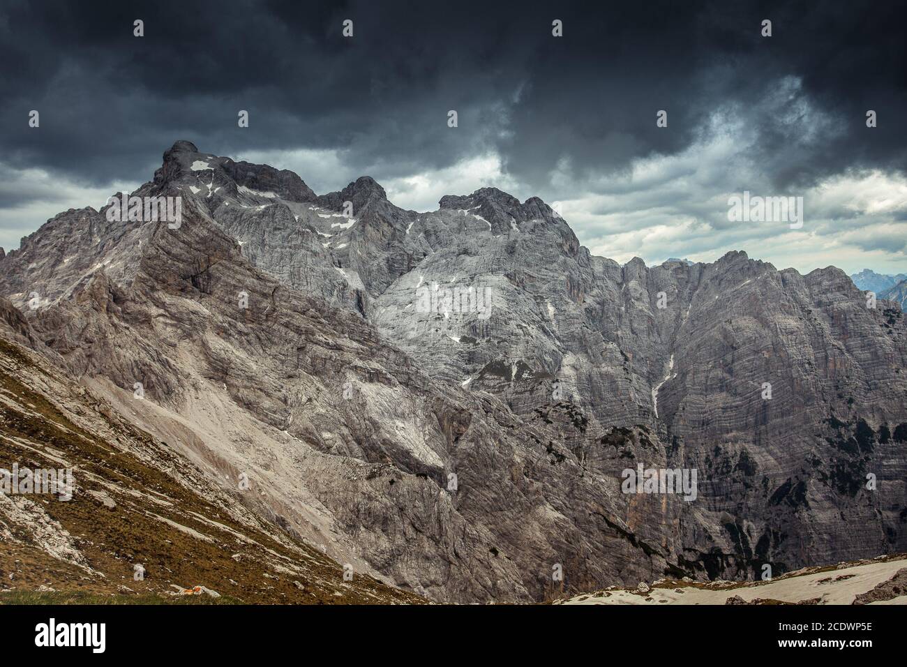 Panorama de la chaîne de montagnes Cima dei Perti avec ciel nuageux spectaculaire, Dolomites, Italie Banque D'Images