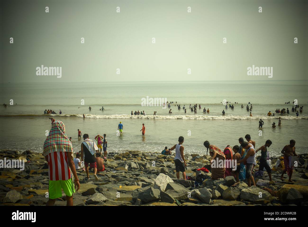 Les gens appréciant le bain de mer à la plage de digha, midnapore, bengale-Occidental, Inde Banque D'Images
