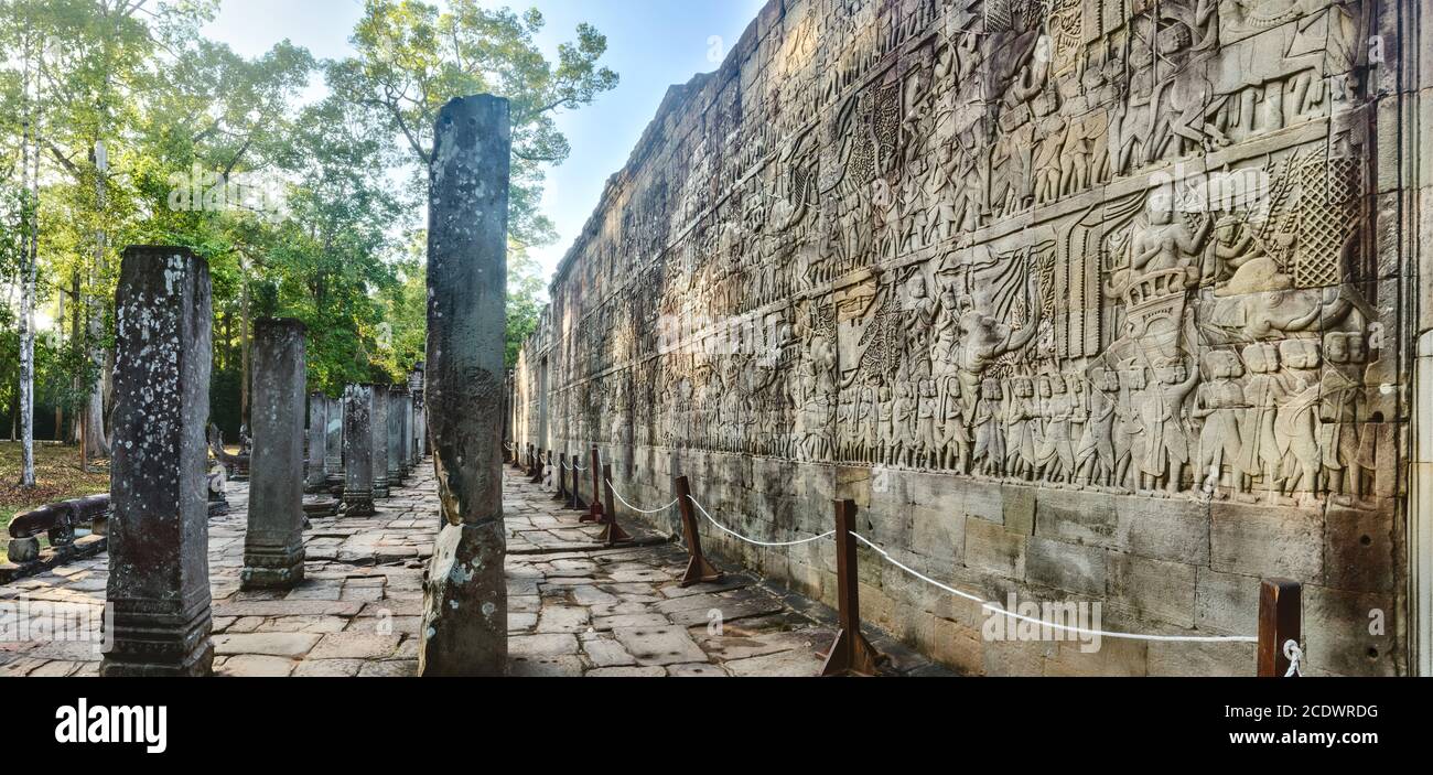 Bas-relief au temple de Bayon à Angkor Thom. Siem Reap. Cambodge. Panorama Banque D'Images