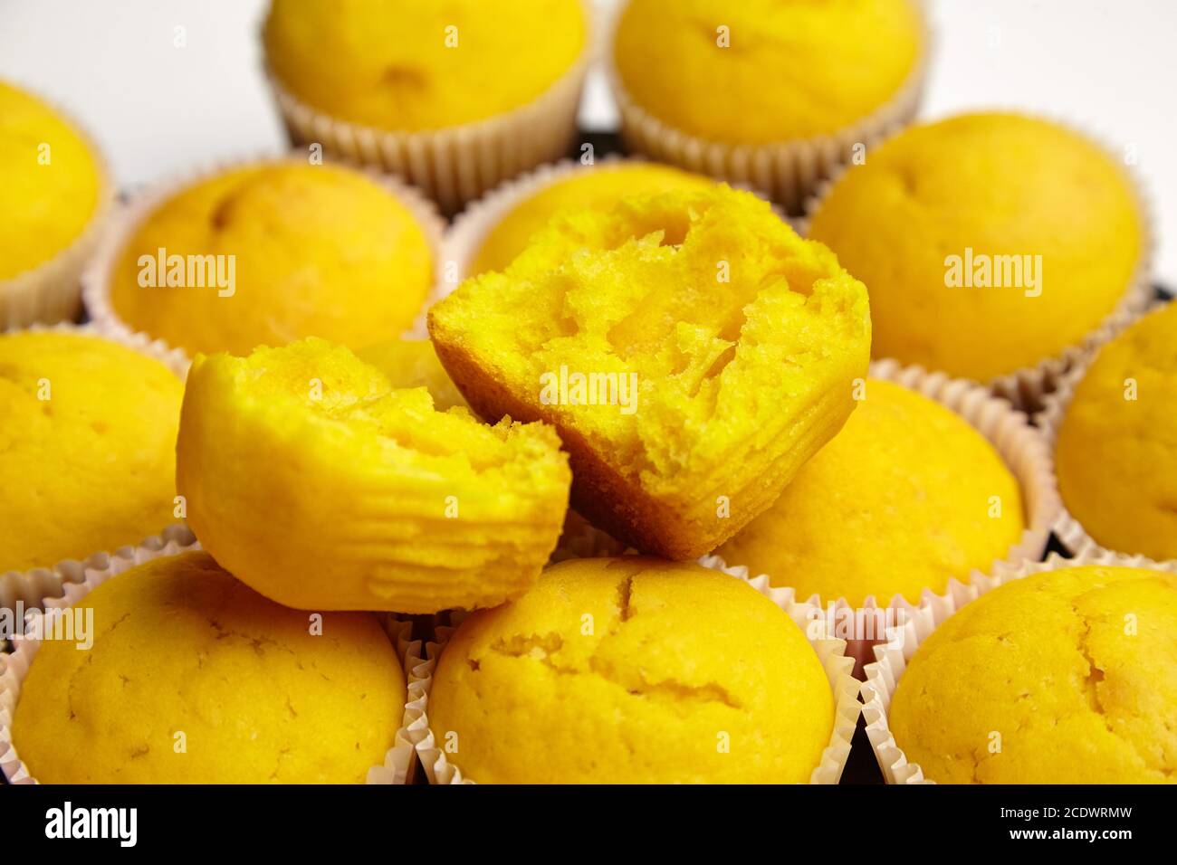Cupcakes aux légumes, gros plan. Moitié de muffin de citrouille jaune, foyer sélectif. Boulangerie maison, dessert sucré. Aliments à base de plantes, farine Banque D'Images