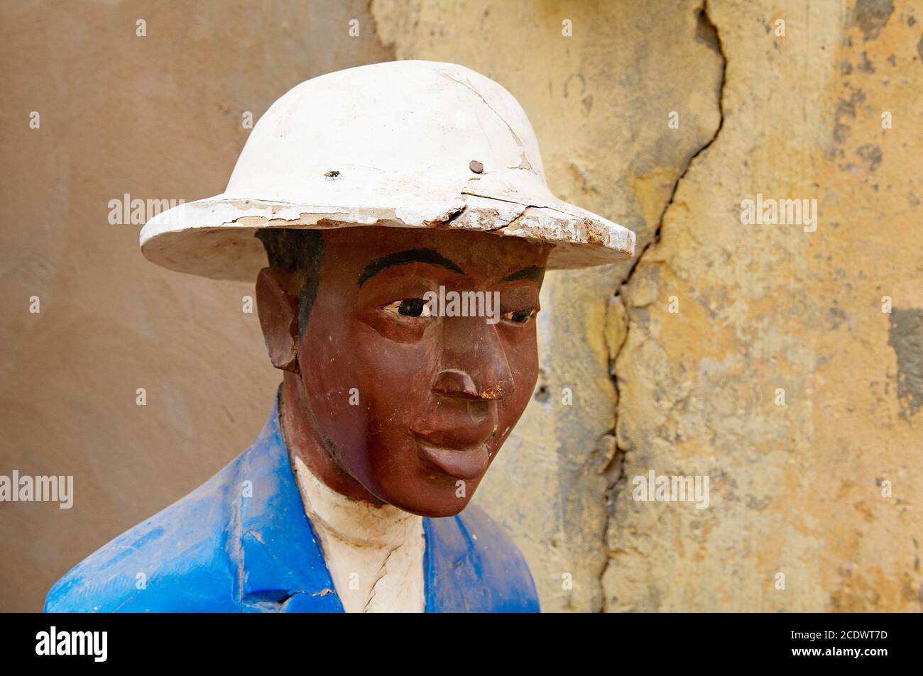 Sénégal, ville de Saint Louis, patrimoine mondial de l'UNESCO. Statue à la boutique d'artisanat. Banque D'Images