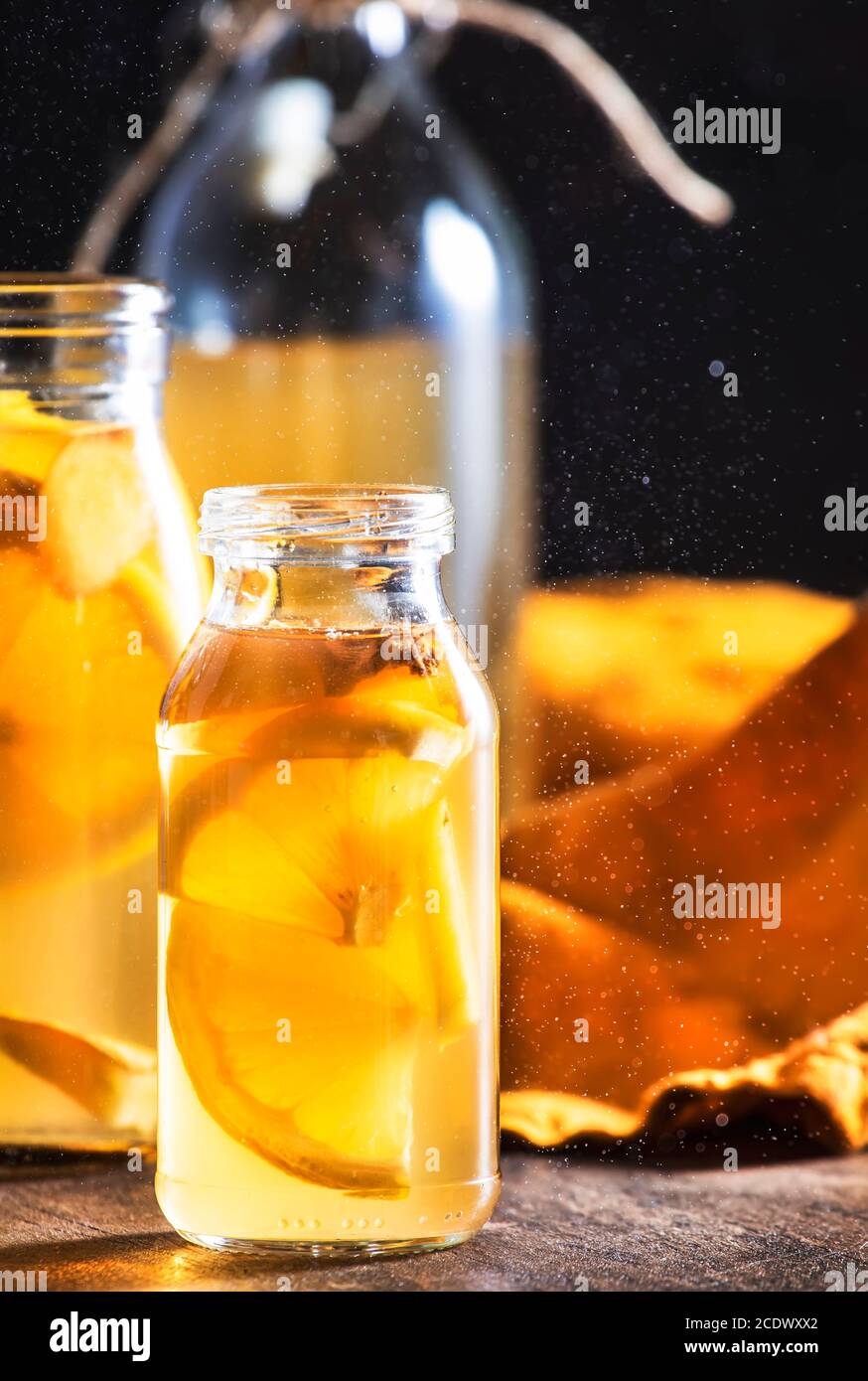 Kombucha cru fermenté fait maison avec gingembre et citron.thé prêt à Boisson Banque D'Images