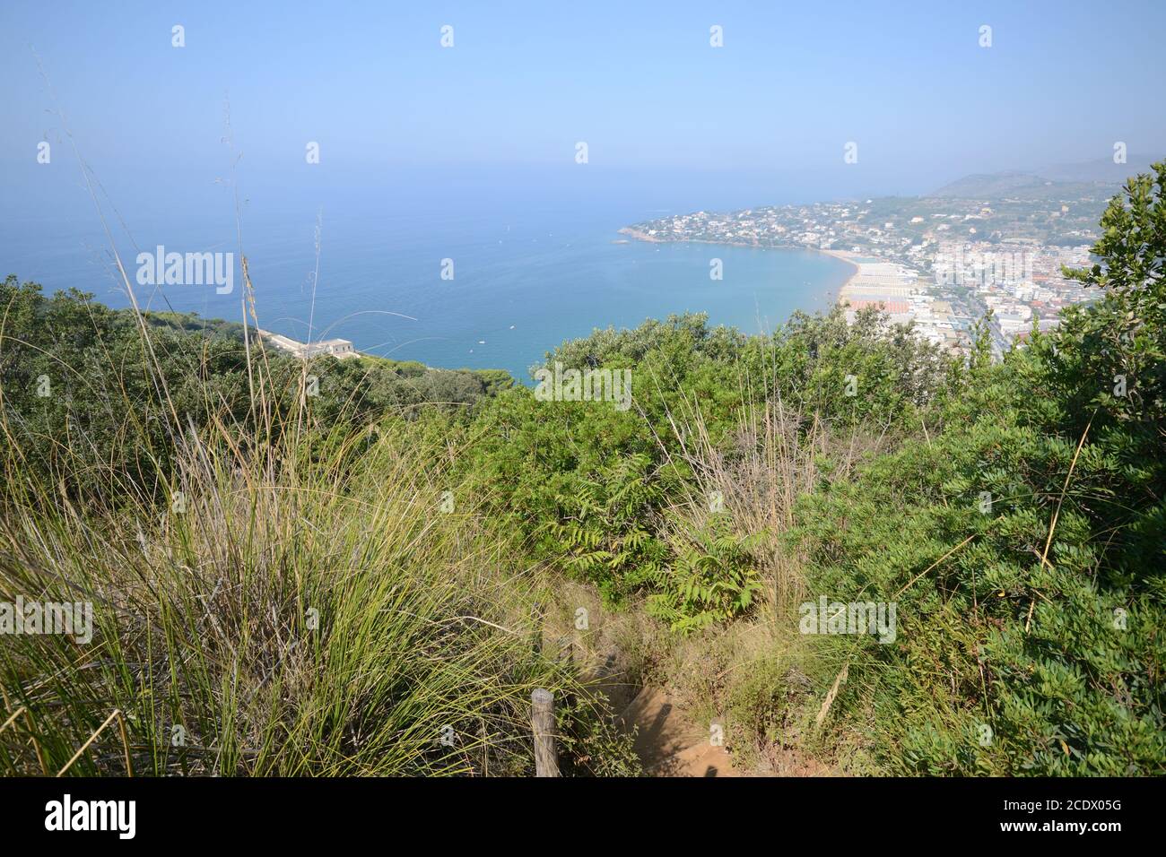 Vue aérienne de Gaeta sur la côte méditerranéenne depuis Monte Orlando Banque D'Images