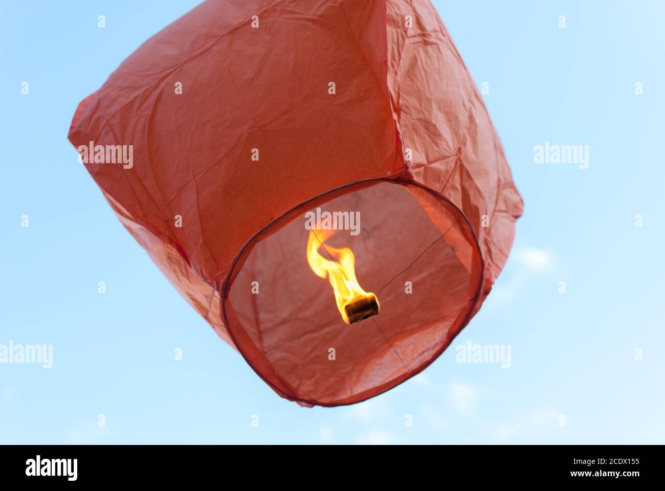 Lanterne de papier rouge, volant dans le ciel Banque D'Images