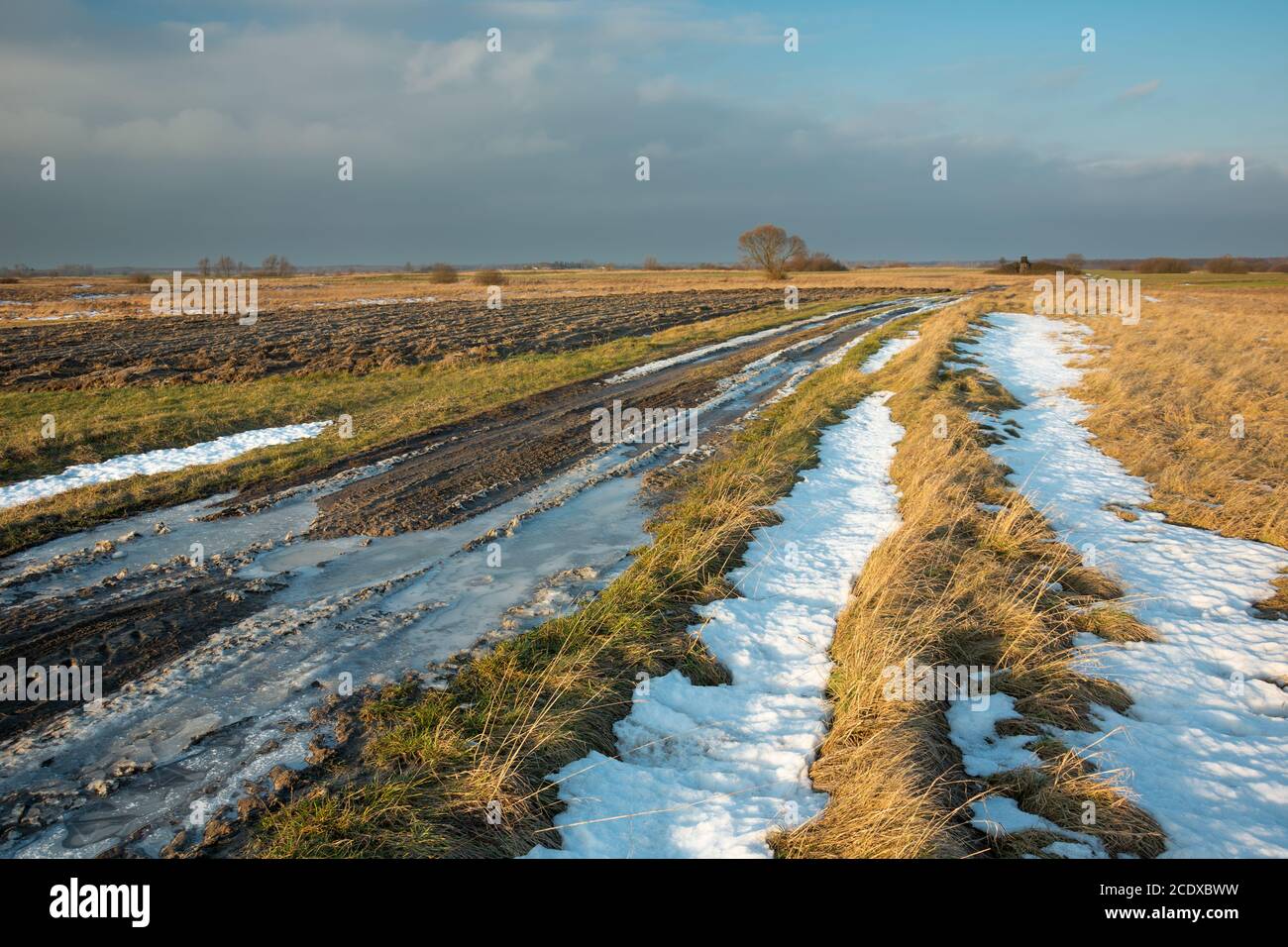 Route de terre et champs avec peu de neige Banque D'Images