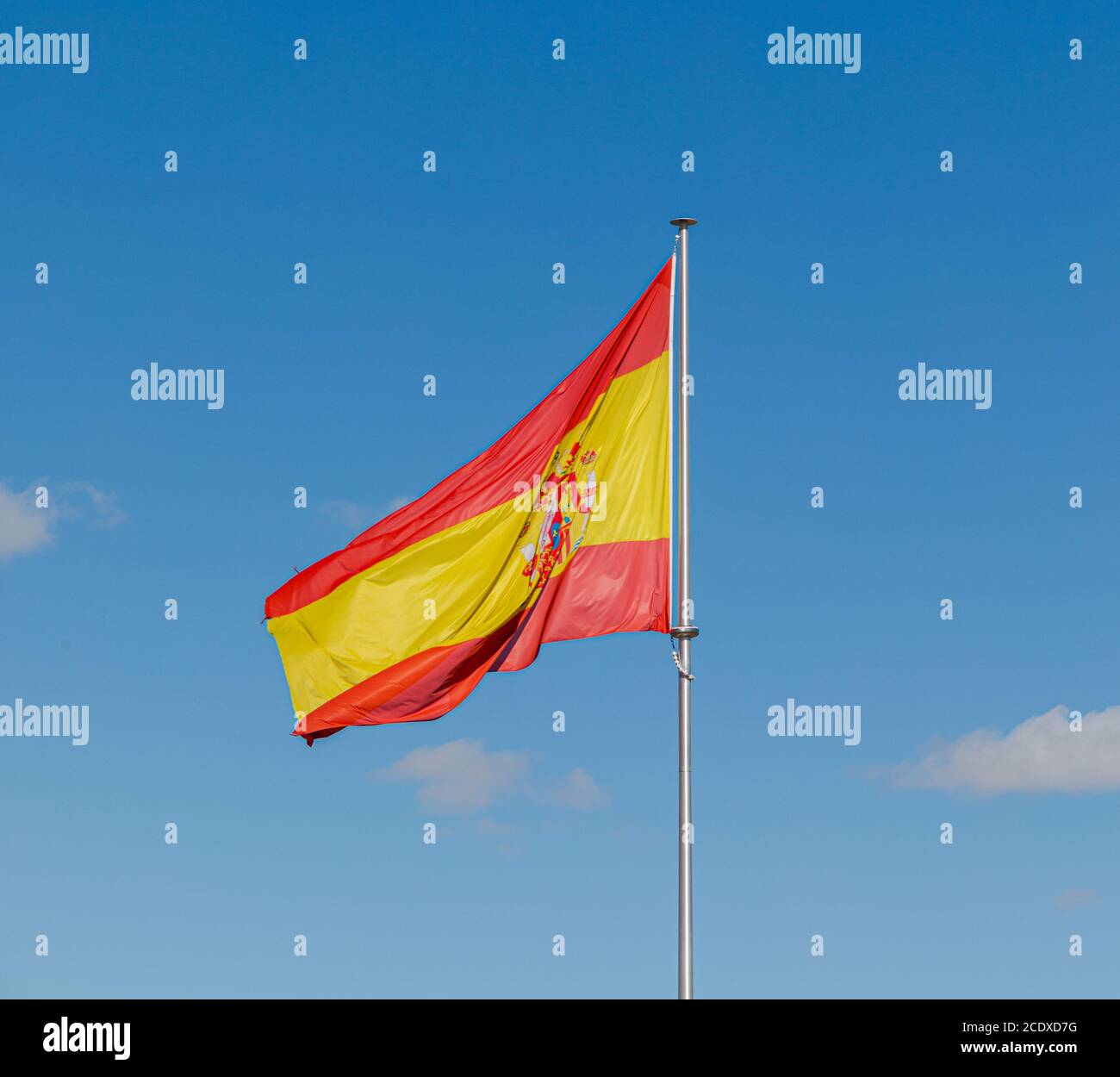 Drapeau espagnol sur un ciel bleu Banque D'Images