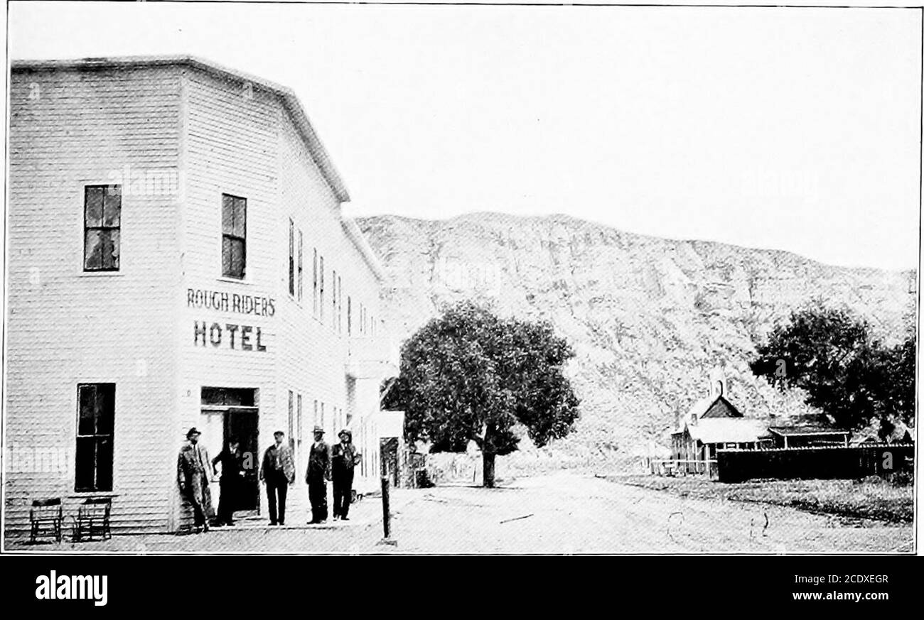 . Roosevelt dans les mauvaises terres . JOE ET SYLVANE FERRIS ET MERRIFIELDSurregardant le site du ranch Maltais Cross (1919). RUDE RIDERS HÔTEL, I9I9Known comme le Metropolitan pendant les années 473 MORT DE BILL JONES en haut de l'un de ces ravins et la supposition est thathe gelé à mort. Un collègue l'a trouvé là-haut en juin, allongé au bord d'une crique. Les coyotesavaient emporté l'un de ses bras, et ils y plantaient himdroit. Et c'était la fin de l'ancien Bill Jones. Des années se sont écoulées, et des jours amers sont arrivés à Roosevelt, mais bien que d'autres amis l'aient manqué, les hommes des mauvaises terres sont restés fidèles Banque D'Images