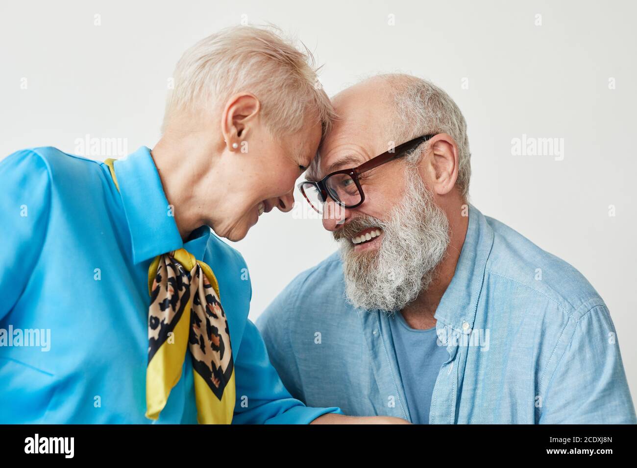 Heureux couple mature souriant face à face isolé sur blanc arrière-plan Banque D'Images
