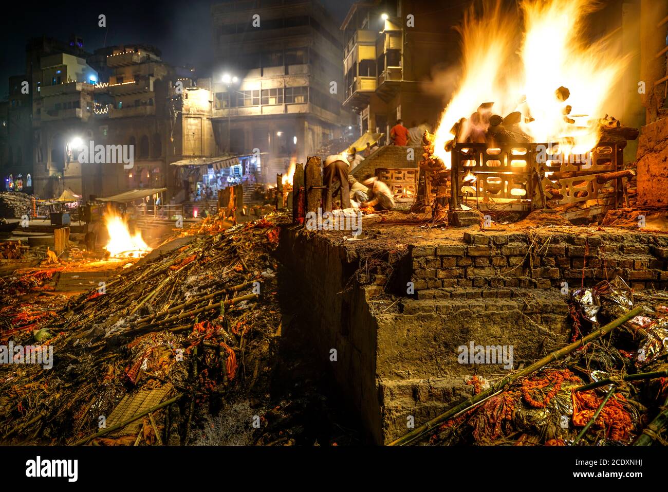 Varanasi/Inde-13.07.2019:Rite de brûler le corps mort Banque D'Images