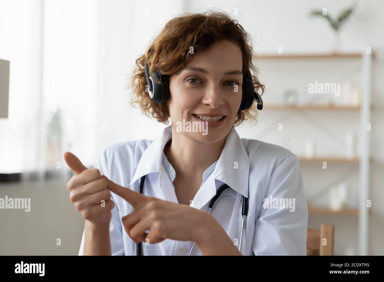 Portrait de la tête souriante femme médecin portant un casque consultant patient Banque D'Images