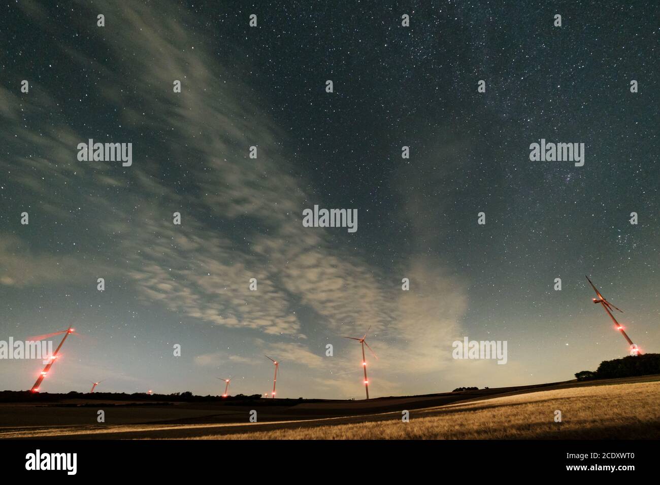 NightShot avec des éoliennes sous un ciel étoilé, près d'Albisheim, Rhinehesse, Allemagne. Banque D'Images