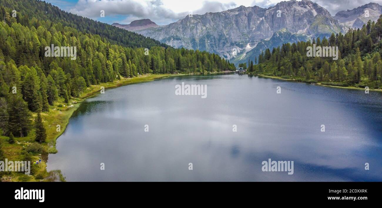 Lac Malghette, situé dans la Sun Valley à 1900 m a.s.l. au coeur du Parc naturel Adamello Brenta, Trentin-Haut-Adige nord de l'Italie. alpes italiennes Banque D'Images