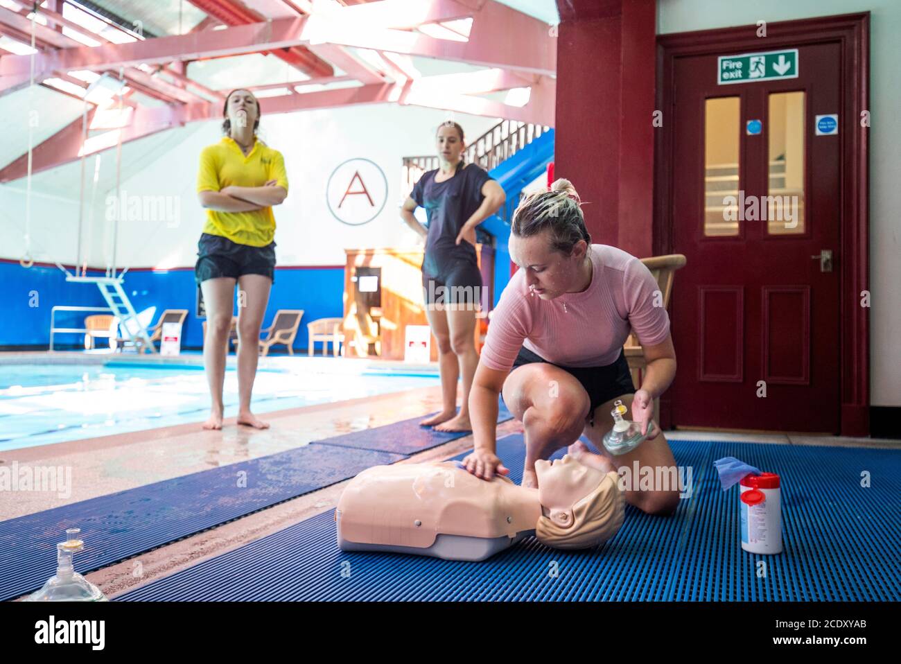 Les sauveteurs rafraîchissent leurs compétences en premiers soins au Arlington Baths Club, à Glasgow, alors que les derniers préparatifs sont faits avant la réouverture le lundi 31 août. Banque D'Images