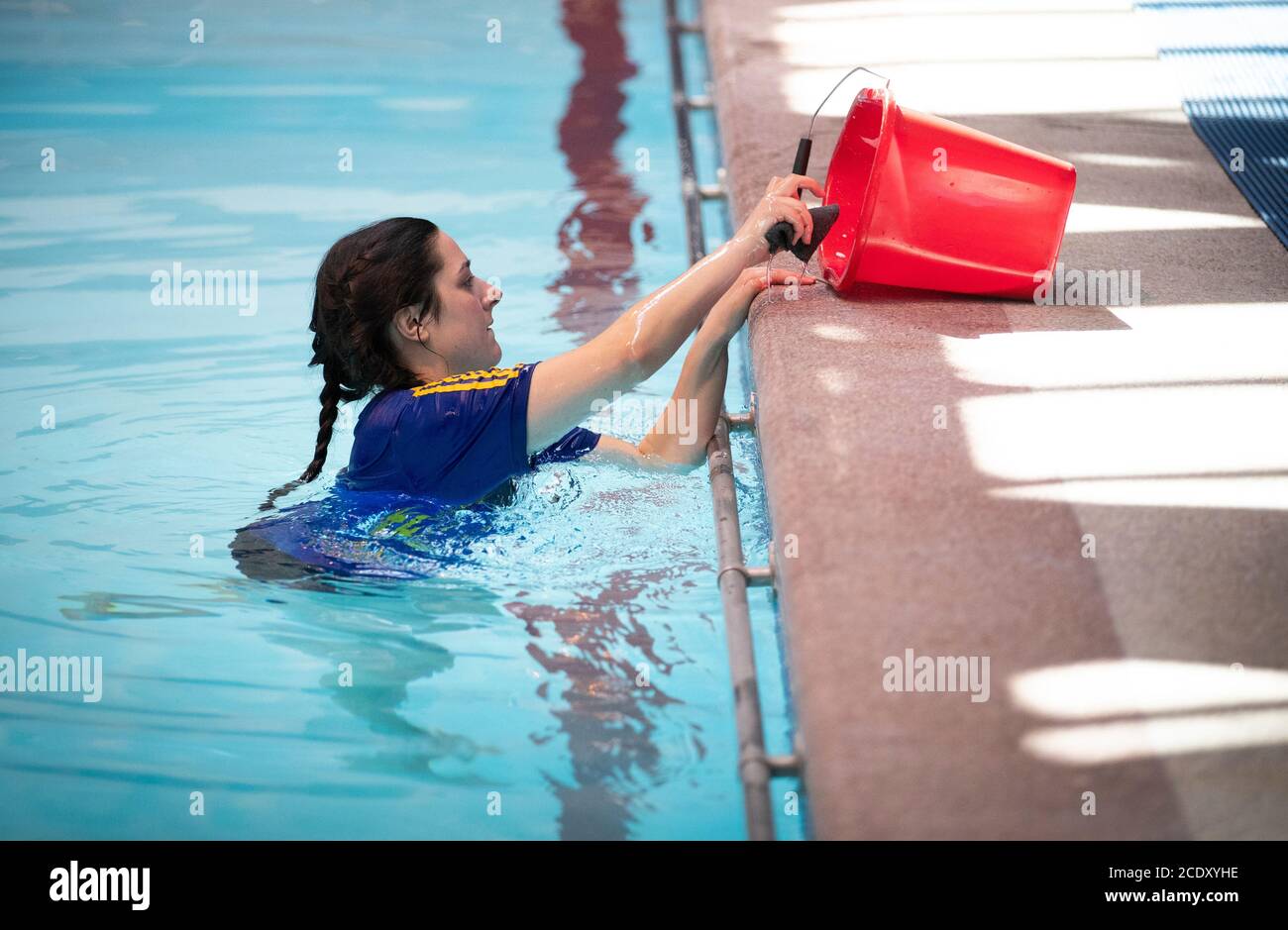 Bella Walker nettoie les rails de la piscine et les carreaux périmétriques du Arlington Baths Club de Glasgow, alors que les derniers préparatifs sont faits avant la réouverture le lundi 31 août. Banque D'Images