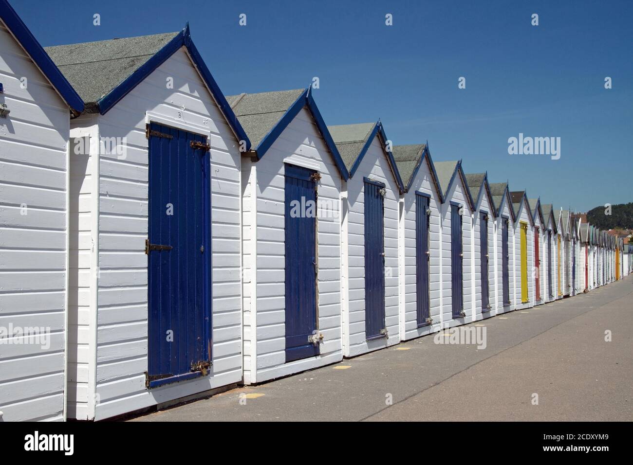 Une rangée de cabanes de plage peintes de couleurs vives est un lieu frappant Image à Paignton, sur la côte du canal, dans le sud du Devon Banque D'Images