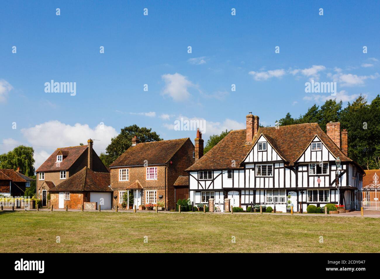 Maisons à colombages donnant sur le village vert dans la pittoresque Chartham, Kent, Angleterre, Royaume-Uni, Grande-Bretagne Banque D'Images