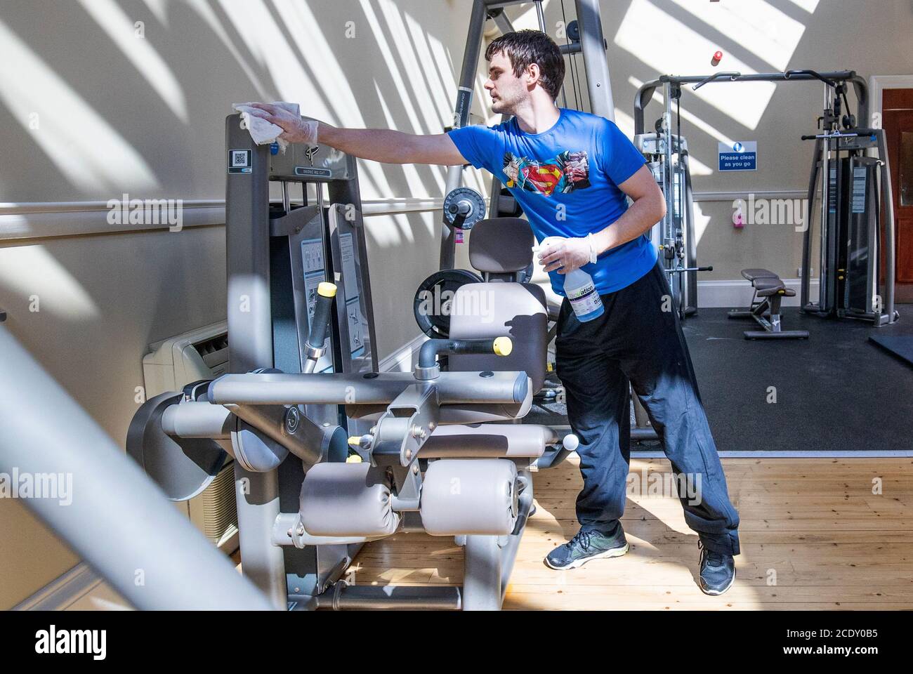 Martin Linden nettoie les équipements de gym à l'Arlington Baths Club, Glasgow, car les derniers préparatifs sont faits avant la réouverture le lundi 31 août. Banque D'Images