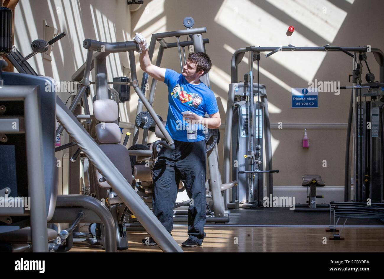 Martin Linden nettoie les équipements de gym à l'Arlington Baths Club, Glasgow, car les derniers préparatifs sont faits avant la réouverture le lundi 31 août. Banque D'Images