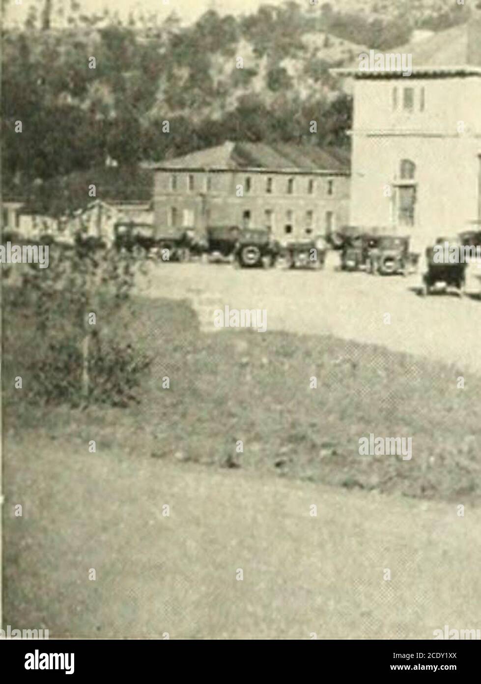 . Maisons de ville sur les routes de campagne; philosophie et pratique de la maison dans un jardin . Il devrait échouer.le jeu ne vaut pas la chandelle, à moins que la spiritualvalue de la fraternité soit réalisée; à moins que les hommes et les femmes préfèrent travailler pour et avec les autres, rien contre les autres. Il y a vingt ans, j'aurais dû exhorter le magasin de coopérative comme l'une des pierres de fondation de la jardinité. Je le crois toujours éminemment souhaitable. Pour moi, il me parait pitoyable que la communauté soit privé de ses avantages, à la fois spirituels et matériels; butwe apprendre par expérience, et mon expérience a Banque D'Images