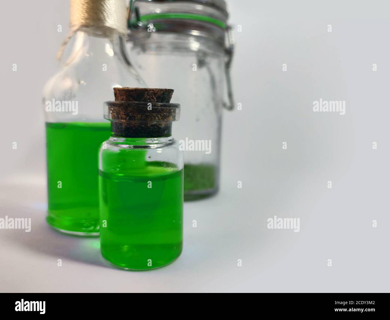 Potions avec liquide vert. Set alchimie avec flacons. Petits flacons en verre avec liquide coloré pour le jeu de rôle. potions magiques avec bouchon en liège pour la Banque D'Images