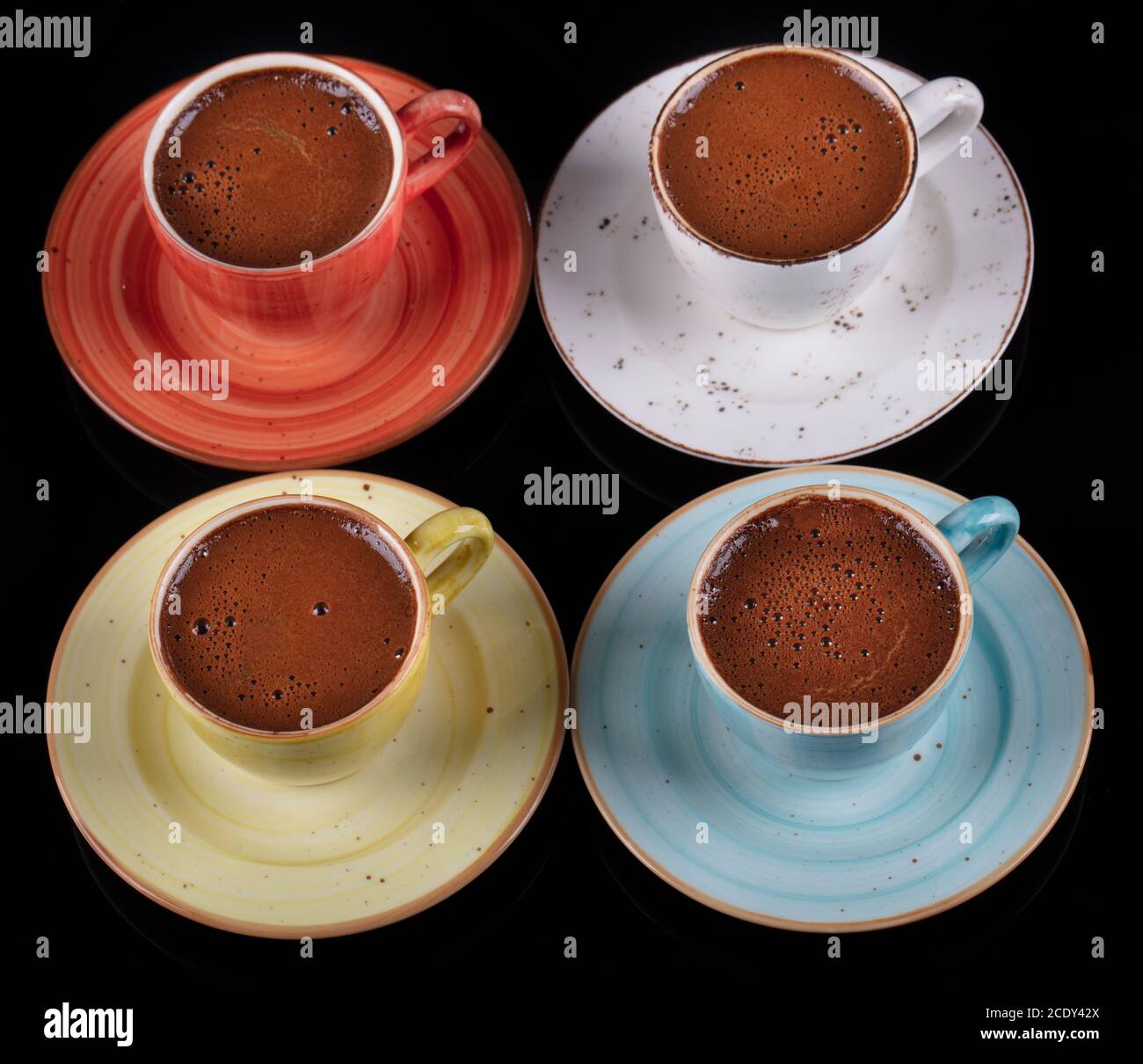 Café turc traditionnel. Ensemble de tasses à café turc isolé sur fond noir. Banque D'Images