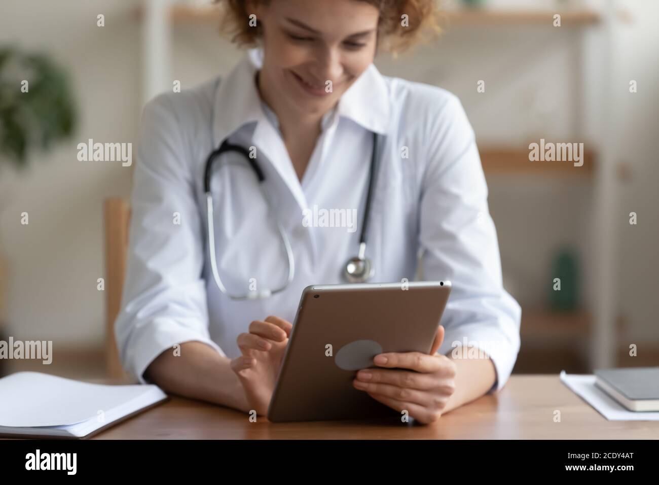 Gros plan femme souriante médecin utilisant une tablette numérique à l'hôpital Banque D'Images