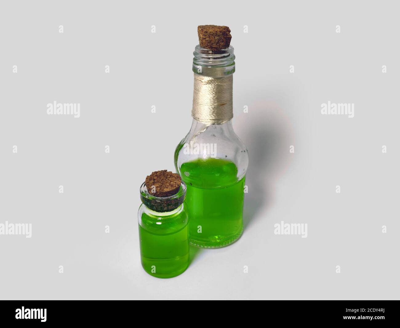 Potions avec liquide vert. Set alchimie avec flacons. Petits flacons en verre avec liquide coloré pour le jeu de rôle. potions magiques avec bouchon en liège pour la Banque D'Images