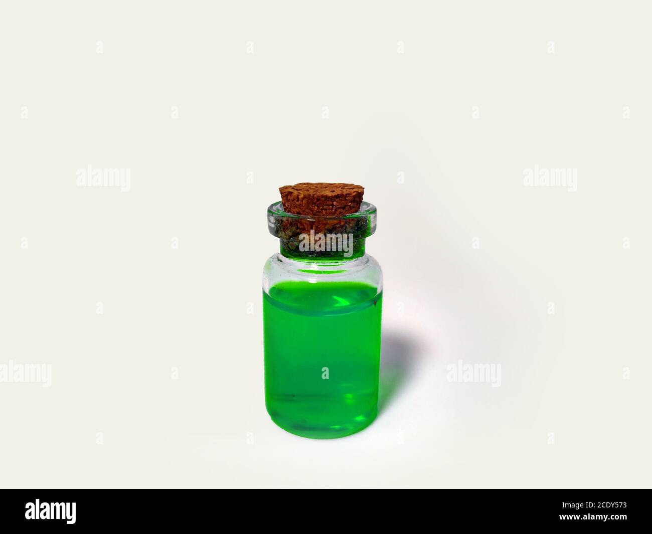 Potion avec liquide vert. Set alchimie avec flacon. Petite bouteille en  verre avec liquide coloré pour jeu de rôle. potions magiques avec bouchon  en liège pour larp Photo Stock - Alamy