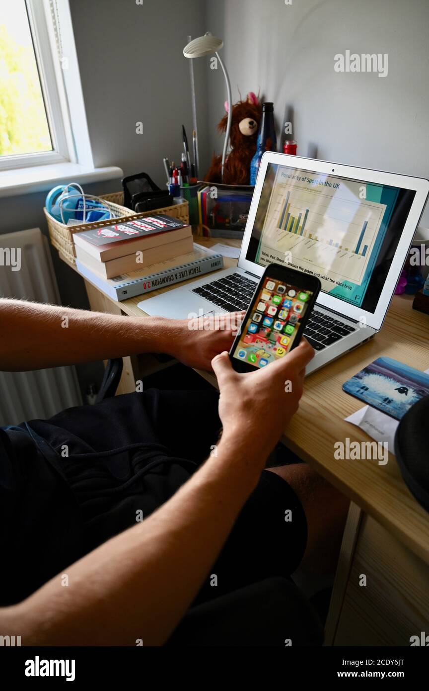Applications affichées sur un écran Apple iPhone se. Banque D'Images
