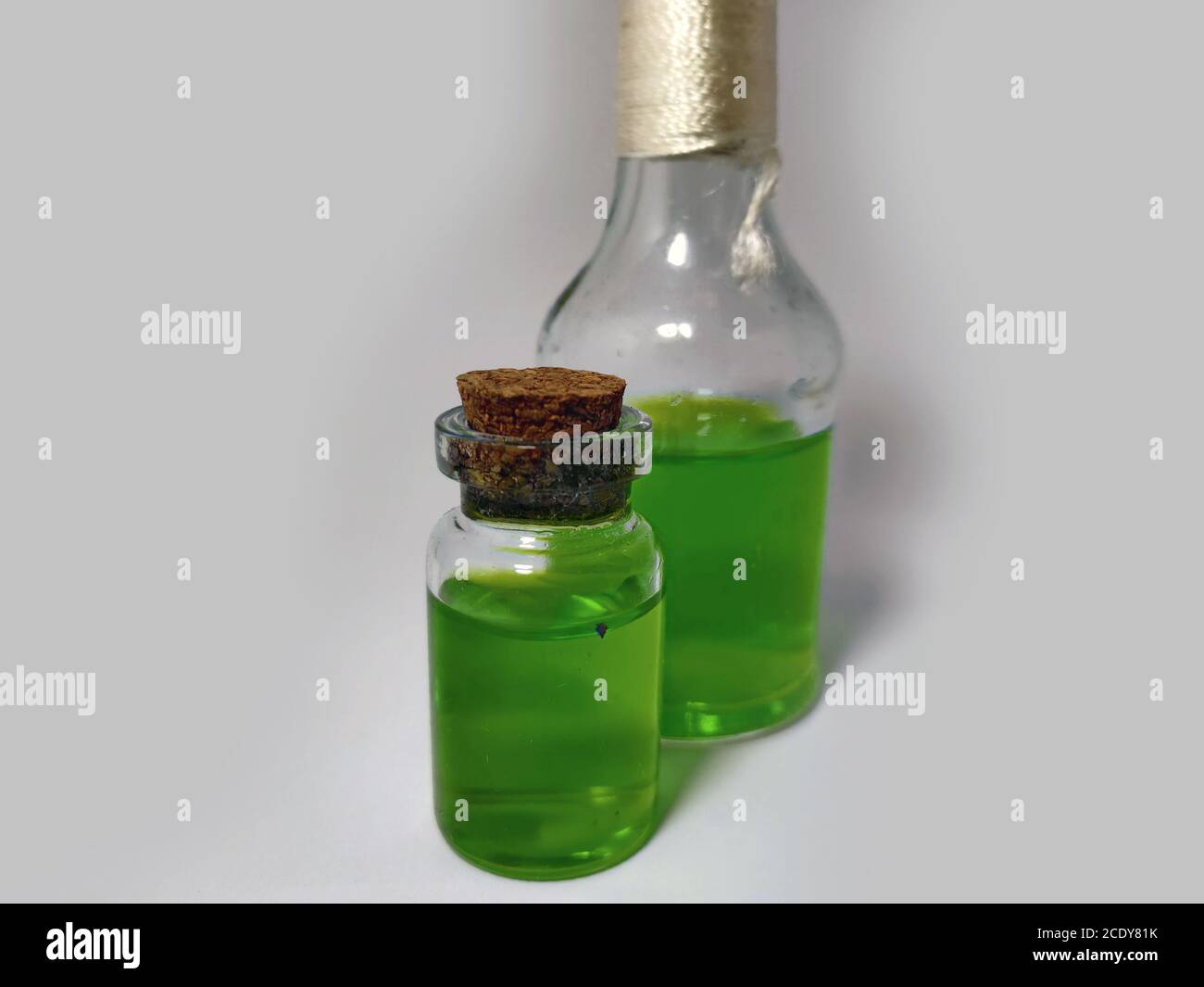 Potions avec liquide vert. Set alchimie avec flacons. Petits flacons en verre avec liquide coloré pour le jeu de rôle. potions magiques avec bouchon en liège pour la Banque D'Images