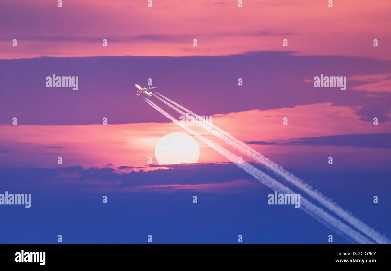 L'avion passager passe près du soleil Banque D'Images