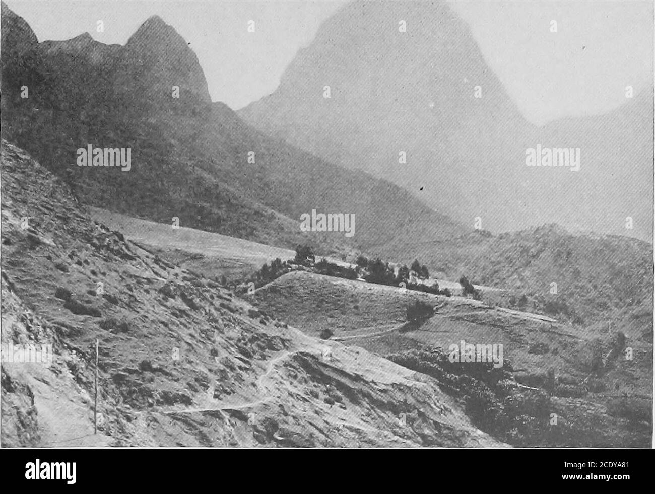 . Le Chili aujourd'hui et demain . les Indiens — et elle était maintenant presque en faillite. Une charge terrible de dépenses a été engagée pour des campagnes militaires et navales dans son propre sud et au Pérou, et la propriété confisquée des anciens Espagnols et des ordres religieux n'était pas un treas inépuisable. Un prêt levé à Londres en 1822 n'a pas donné de soulagement temporaire moréque, et des impôts plus lourds ont été imposedque à l'époque du contrôle espagnol. L'exaltation de nouveaux espoirs, la réalisation de la force intérieure de la nation chilienne, ne suffit pas à sauver le pays d'une période de mécontentement et de troubles. Berne Banque D'Images