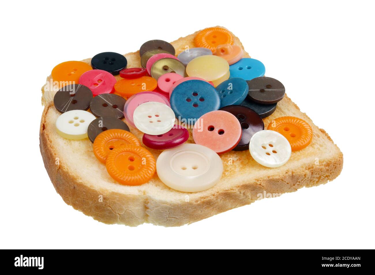 Concept d'aliments dangereux - toast sandwich avec boutons en plastique isolés Banque D'Images