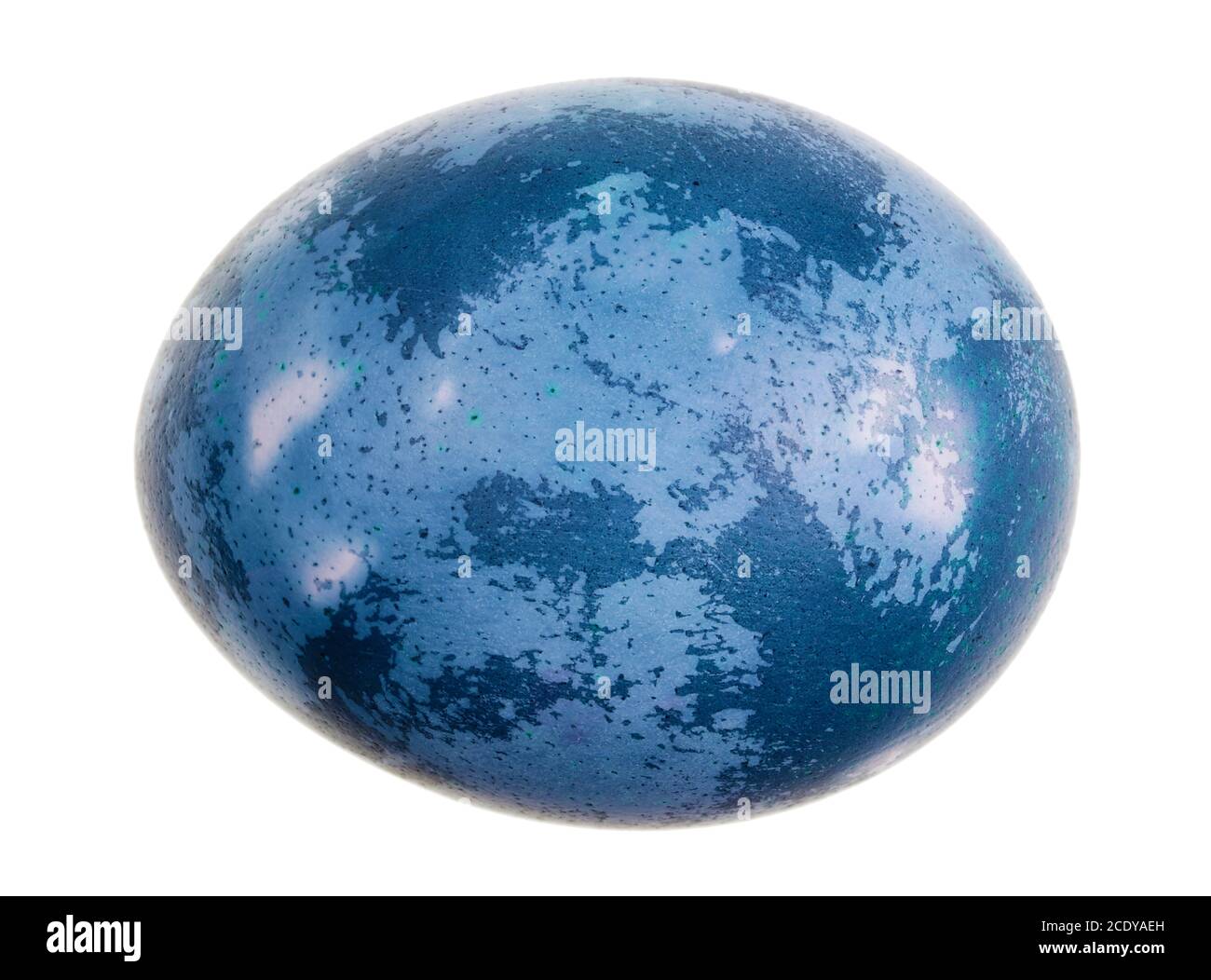 L'oeuf de poulet de Pâques a été bouilli bleu des tranches de chou isolé Banque D'Images