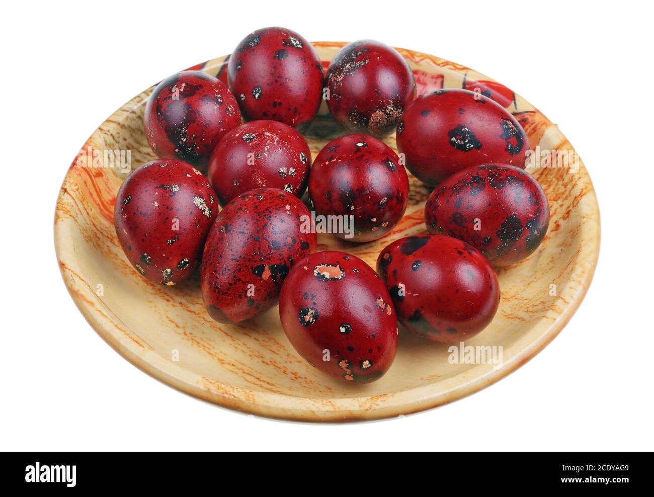 Œufs de caille de Pâques de style rural bouillis dans des pelures d'oignon rouge macro isolée Banque D'Images