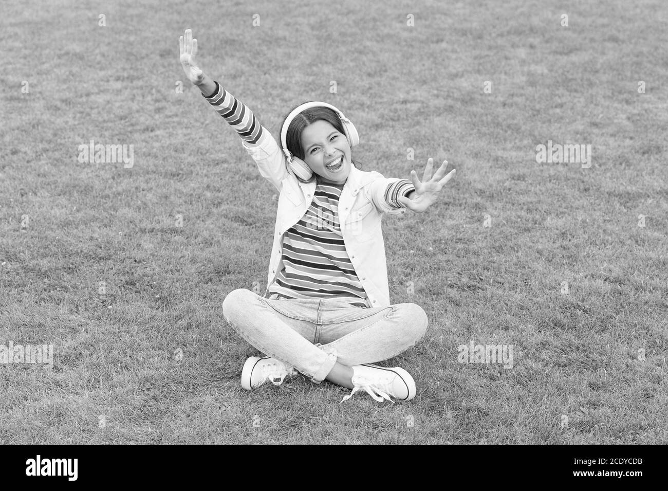 Vrai Bonheur Petite Fille Sur Herbe Verte Enfant Profitez De La Chanson Dans La Nature Du Parc Concept D Enfance Heureuse Utilisez L Appareil Numerique Dans La Vie Moderne Ecoliere Detendez Vous En Plein Air