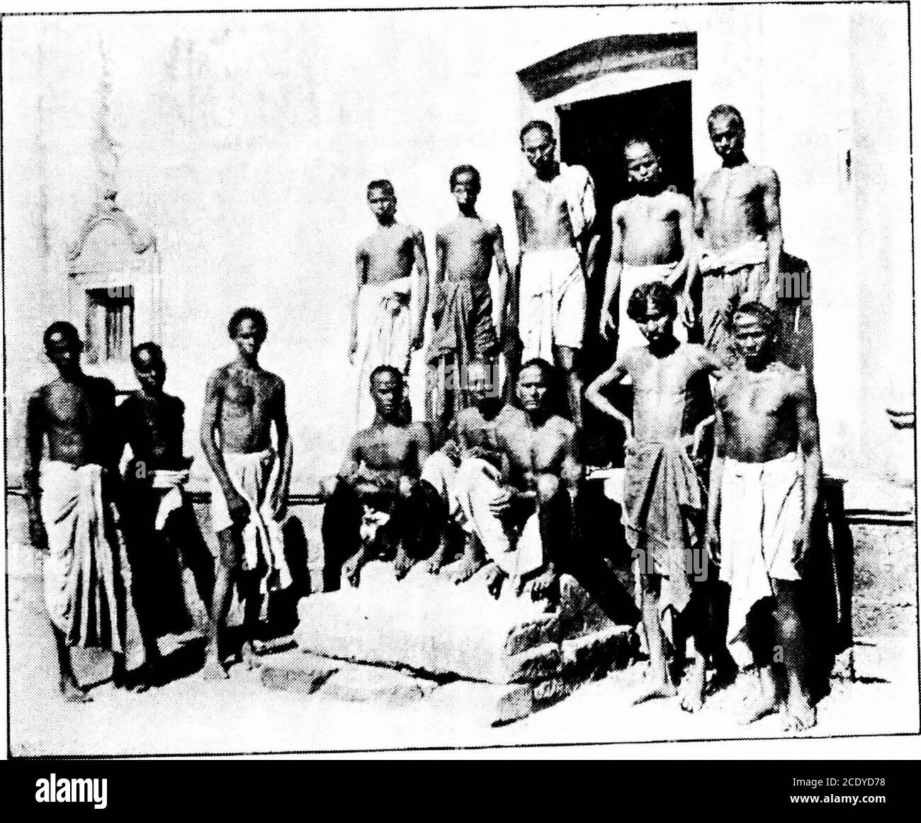 . L'élément protéique dans la nutrition . a.) A r.Kour de la nourriture de glace Ooriva chiliirkn. (/;. ) UN GKOUP DE LA CLASSE DE LIETTER OOKIYAS. LE MÉTABOLISME de l'HUMANITÉ par PEOTEIN 87 les Népalais mangent aussi en grande partie des céréales de meilleure classe — le blé, le maïs et les bonnes millettes. Régime VII.—Culture népalaise (coolies ou classes plus pauvres).protéines, 110 à 116 grms. Valeur thermique, 3,000 à 3,200 calories. Seul un petit pourcentage de la protéine provient d'une source ananimale, habituellement 8 onces de viande une ou deux fois par semaine. Ces diététique, contrastated avec ceux du riz-eatingBengali, sont très supérieurs non seulement dans la quit brute Banque D'Images