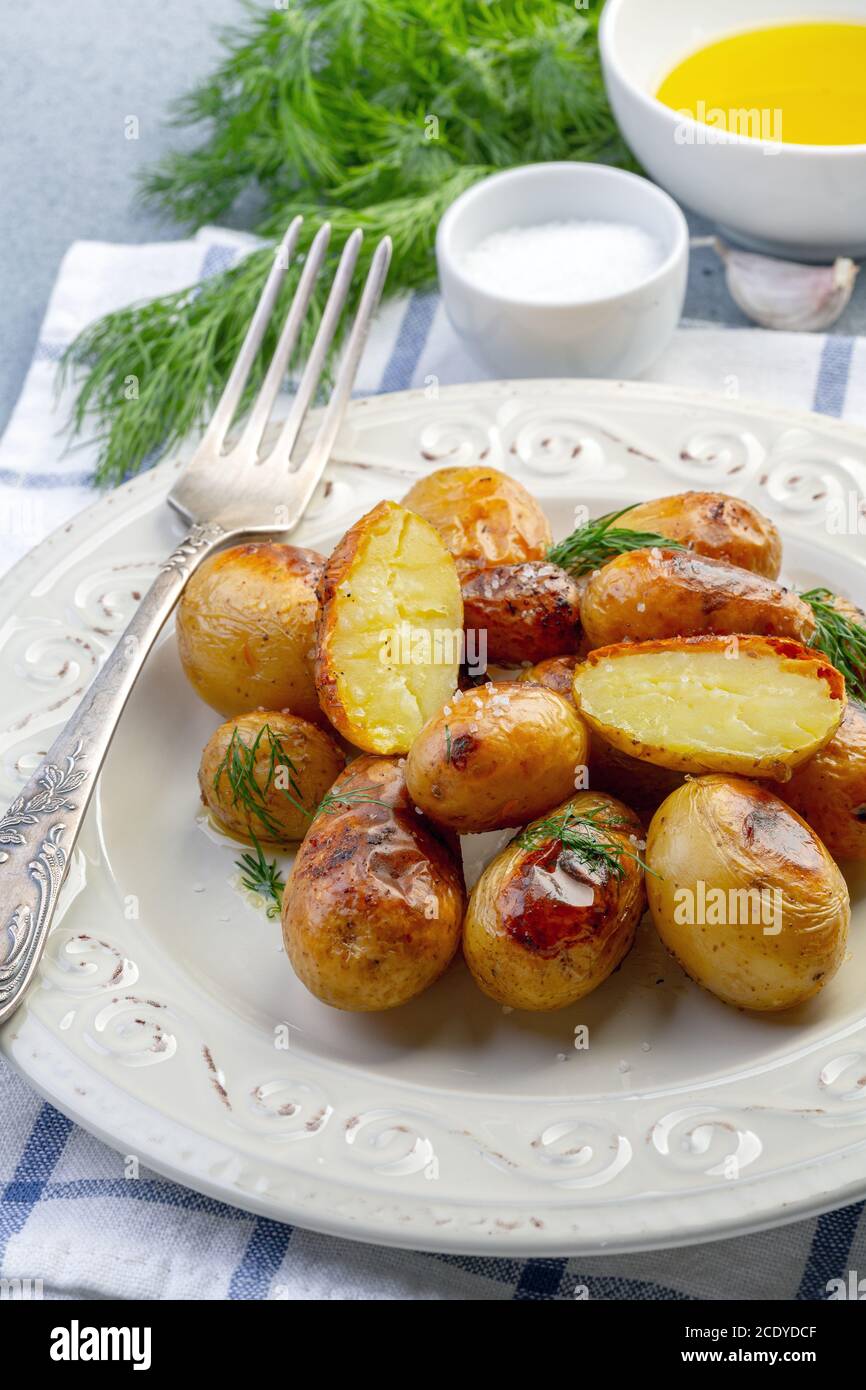 Pommes de terre cuites à l'ail, au sel et à l'aneth. Banque D'Images