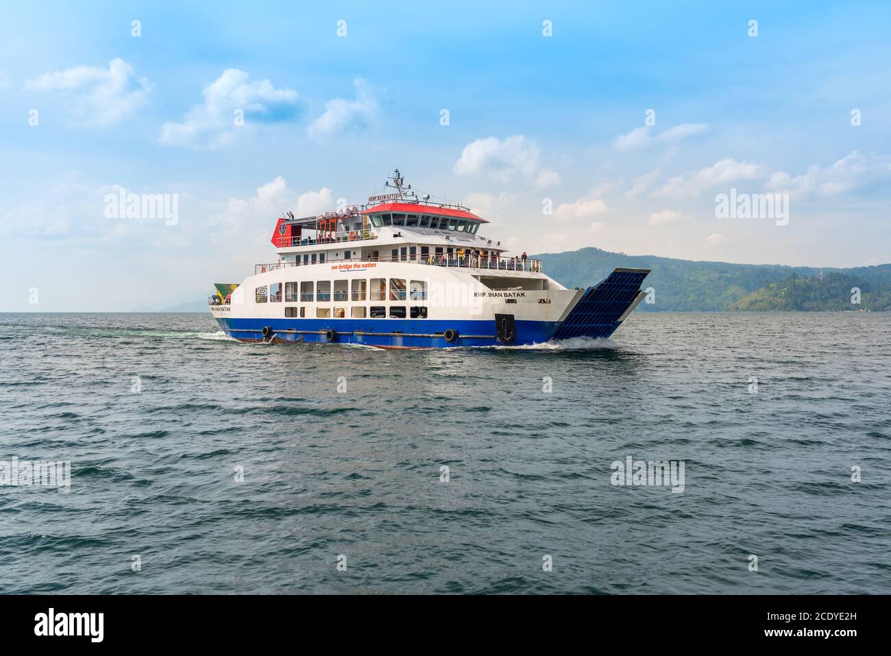 Roro navire qui transporte des véhicules à travers le lac Toba on Sumatra Banque D'Images