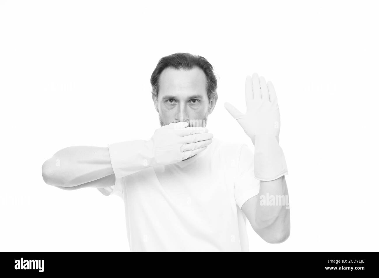 routine quotidienne avec des tâches domestiques. homme couvrir la bouche avec la main. n'ont aucun droit. homme mûr porter des gants en caoutchouc. homme nettoyer à la maison. soins des mains pendant le lavage des plats. protection de la peau des mains. Banque D'Images