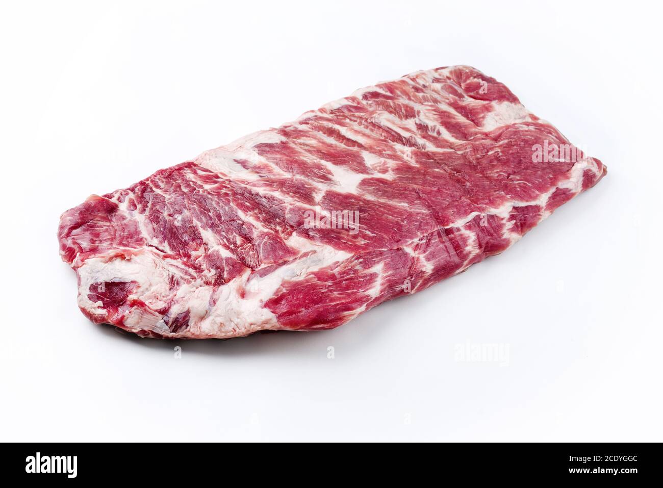 Côtelettes de veau brut de St Louis coupées comme gros plan sur fond blanc Banque D'Images