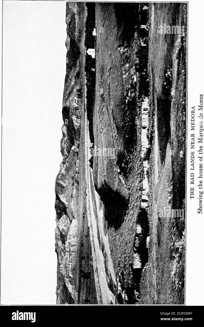 . Roosevelt dans les mauvaises terres . les estiony étaient notamment sig-nificatant. L'un d'eux a été fourni par le marquis: ODonald et Luflfsey ont déchargé tous les barrresde leurs revolvers, a-t-il dit, et ont ensuite commencé à lancer leurs fusils. L'autre point a été contribué par le shérif Harmon, qui a arrêté ODonaldand Dutch Wannigan immédiatement après theaffray. Il a témoigné que les pistolets et les pistolets des chasseurs étaient chargés lorsqu'ils lui ont été remis. Le jury n'a pas tenté de choisir ses contradictions de manière telle que celle-ci, et est retourné à la salle de thecourt après une absence de dix minutes avec l'avit de non coupable. La Mar Banque D'Images