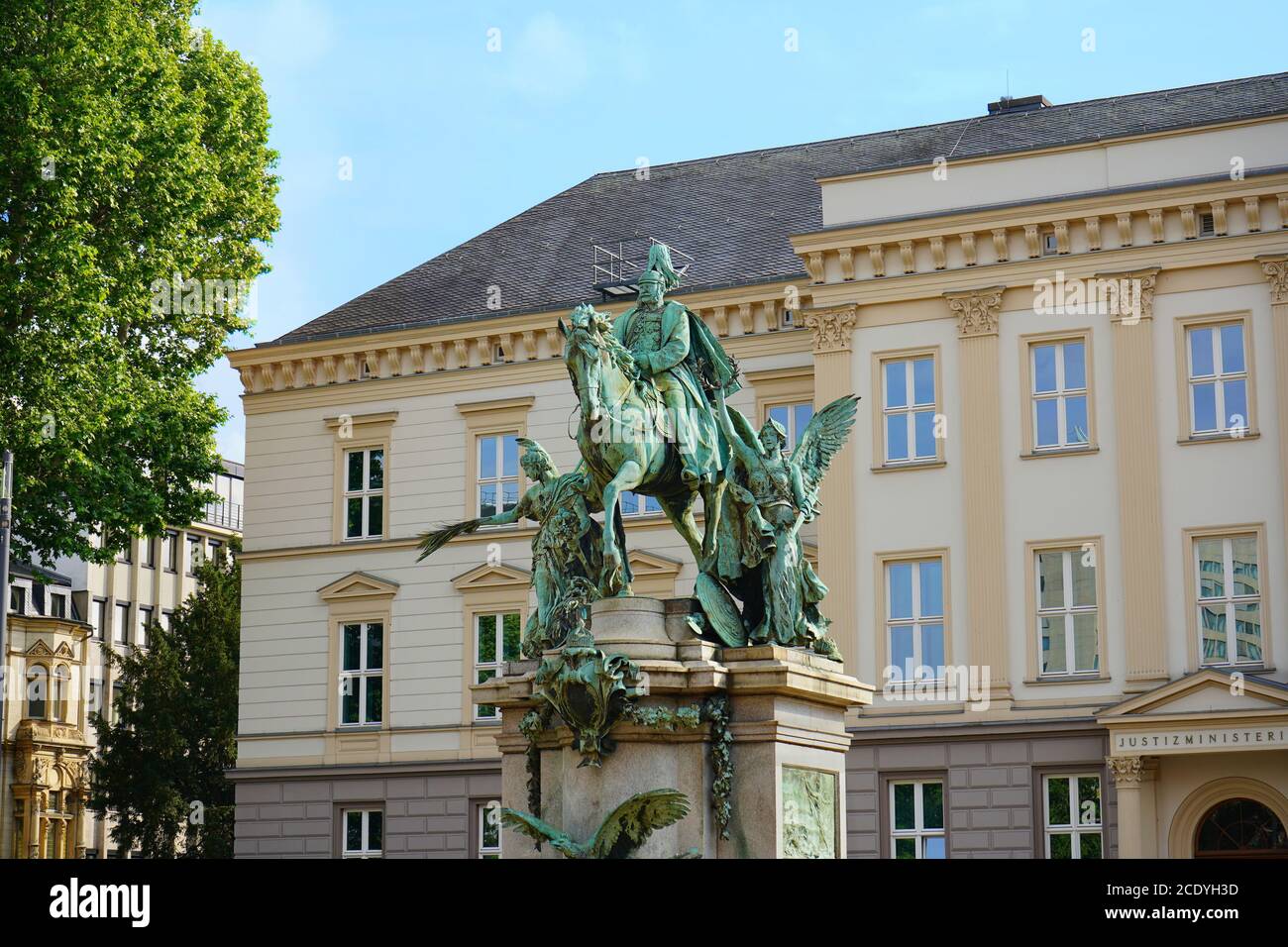 La statue équestre néo-baroque du Kaiser Wilhelm I., dévoilée le 18 octobre 1896. Sculpteur: Karl Janssen. Banque D'Images