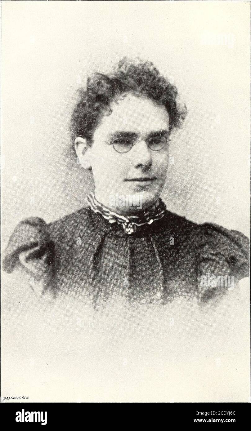 . Sourd aveugle . ng- cette classe malheureuse de chil-dren et qui sont les mieux en mesure de juger de ce que doit être theirEnvironment. En ce qui concerne leur individualinstruction, il n'importe pas whetherthey étaient dans une institution nationale ou d'Etat, ou s'ils étaient à la maison avec un enseignant privé.mais chaque classification jette seulement une additionallimitation autour de leurs possibilités d'apprendre. Il semble donc que ces enfants aient le plus d'association possible avec les personnes qui peuvent voir et qui utilisent l'alphabet manuel. Inour State Ecoles cette occasion est donnée et sourde et Banque D'Images