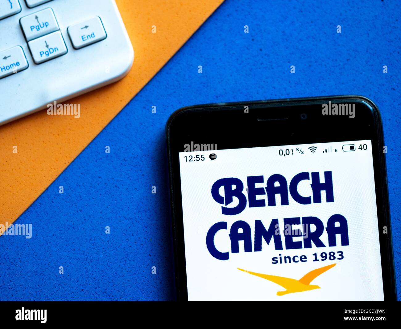 Dans cette photo illustration e-commerce un logo Beach Camera est affiché sur un smartphone Banque D'Images