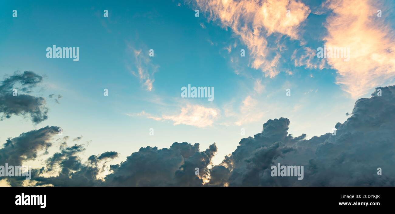 Nuages sur ciel ciel ciel rose et bleu couleurs. Ciel résumé arrière-plan Banque D'Images