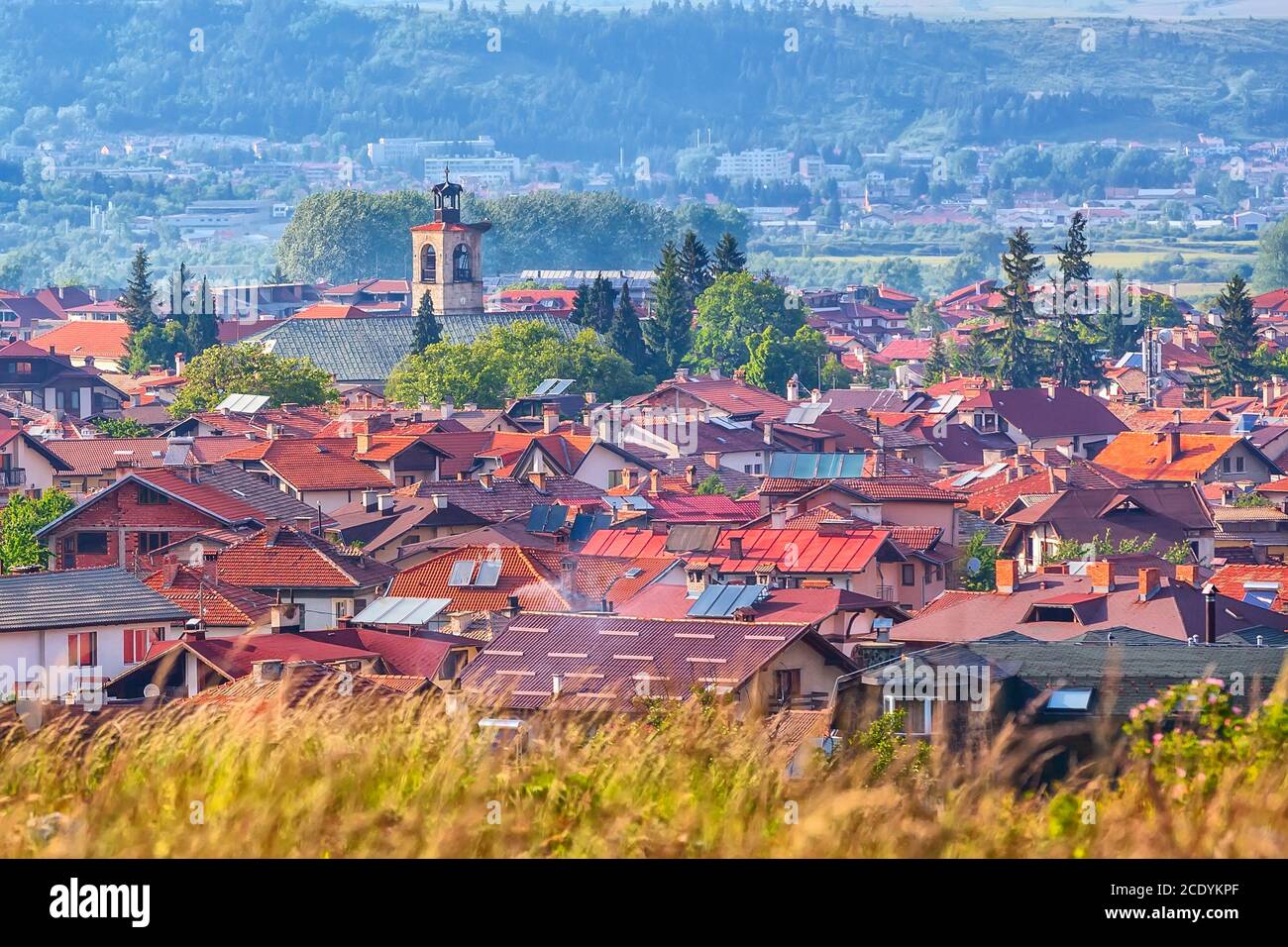 Panorama de la vieille ville d'été à Bansko, Bulgarie Banque D'Images