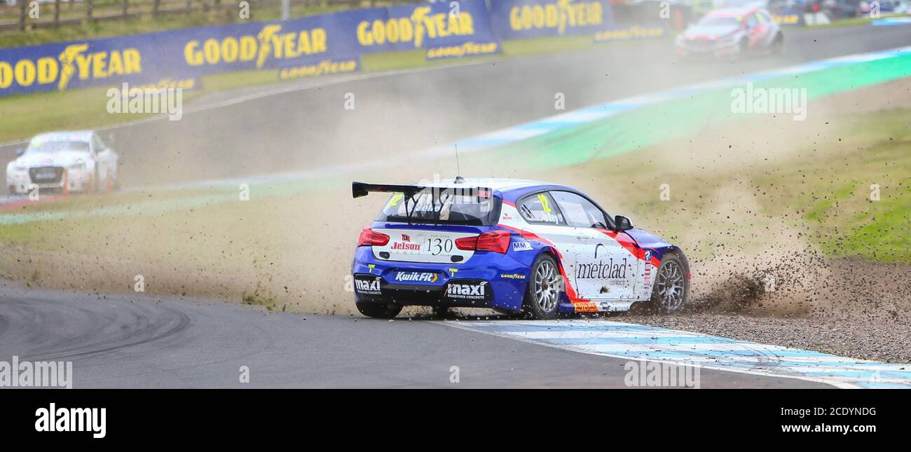 Circuit de course de Knockhill, Fife, Royaume-Uni. 30 août 2020. Kwik Fit British Touring car Championship, Knockhill, Race Day; Stephen Jelley envoie du gravier et de la poussière dans l'air pendant la ronde 11 du crédit BTCC: Action plus Sports/Alay Live News Banque D'Images