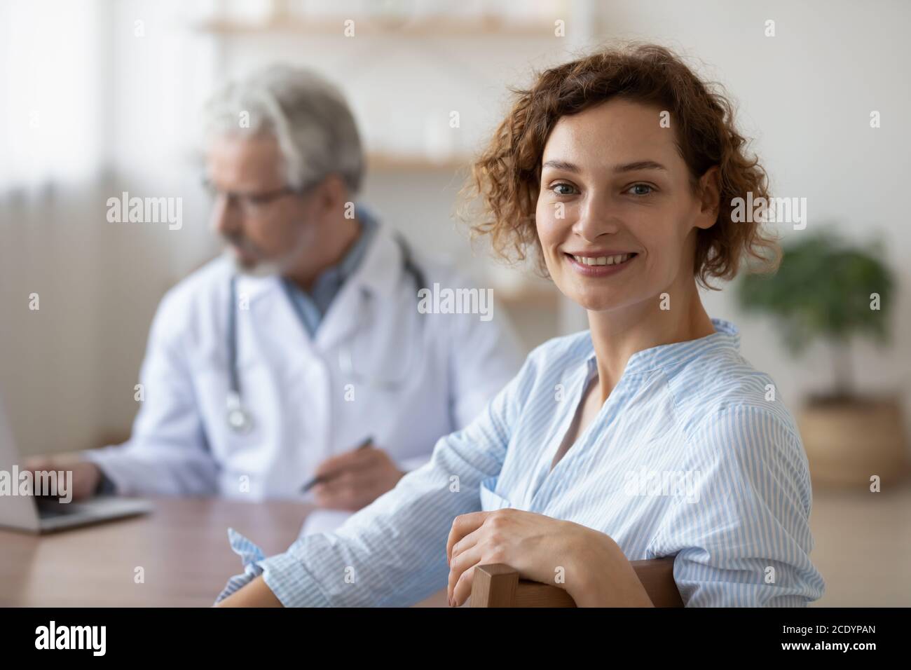 Portrait en tête souriant femme satisfaite à un rendez-vous médical Banque D'Images
